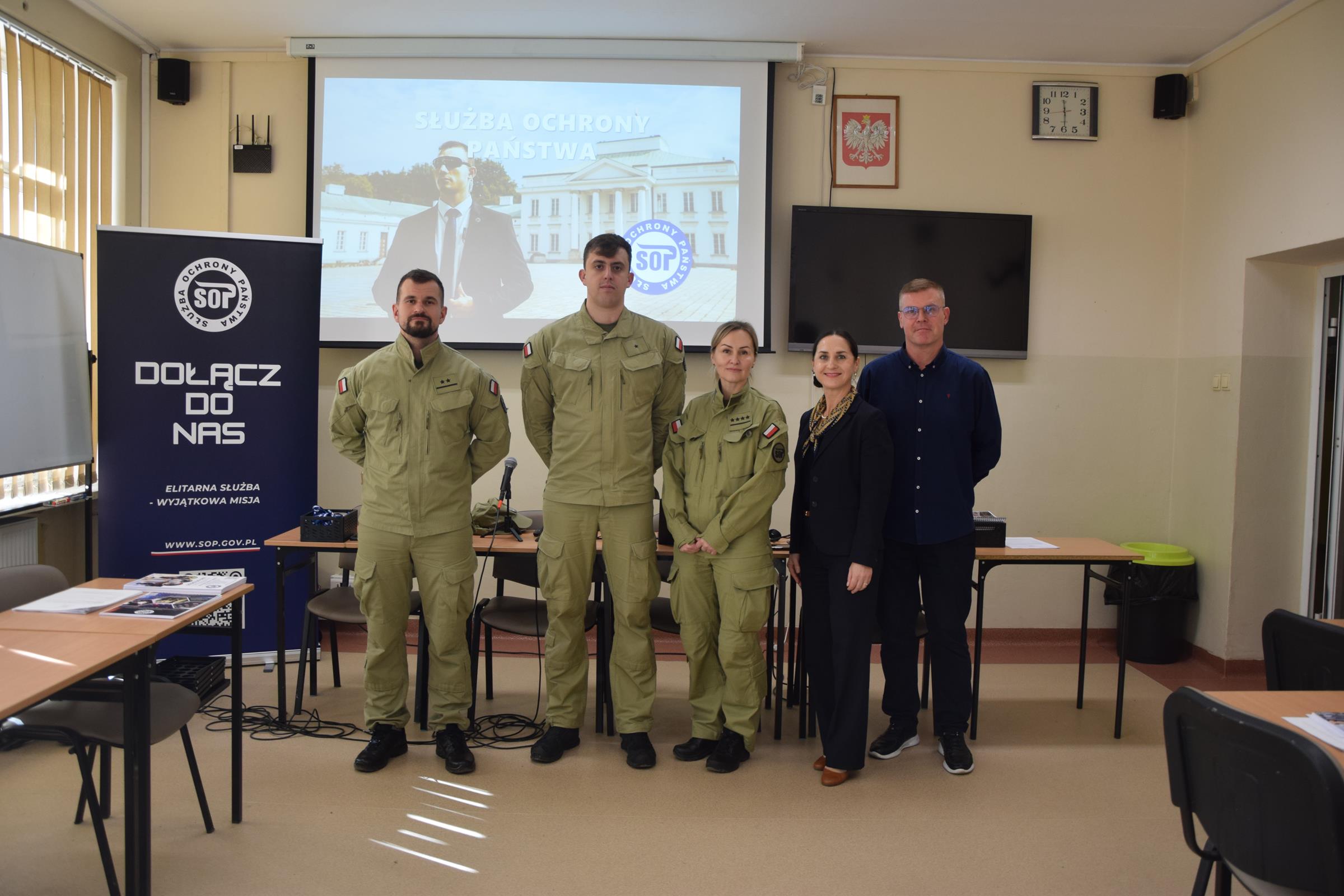 Uczniowie klas piątych poznają pracę funkcjonariuszy Służby Ochrony Państwa
